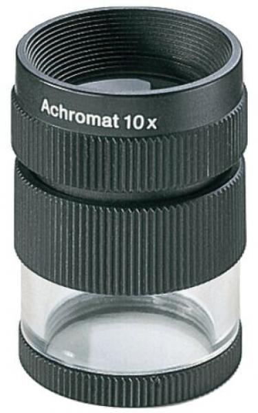 Das Bild zeigt eine schwarze Lupe mit einem vergrößernden Glas. Oben ist der Schriftzug "Achromat 10x" zu sehen. Die Oberfläche ist gerippt für besseren Halt, und das untere Teil ist durchsichtig.