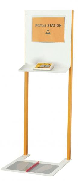 Das Bild zeigt eine Stehtheke mit einer orangefarbenen Beschilderung ?POTENTIAL STATION? oben. Darunter befindet sich ein Bedienfeld, und darunter ein flacher Bereich mit einer schmalen roten Linie.