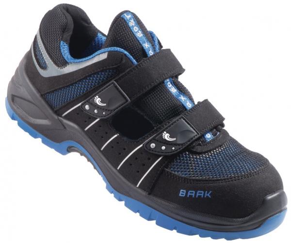 Der Schuh ist schwarz mit blauen Akzenten. Er hat eine sportliche Form, einen gepolsterten Kragen und zwei Klettverschlüsse. Die Sohle ist strukturiert und bietet guten Halt.