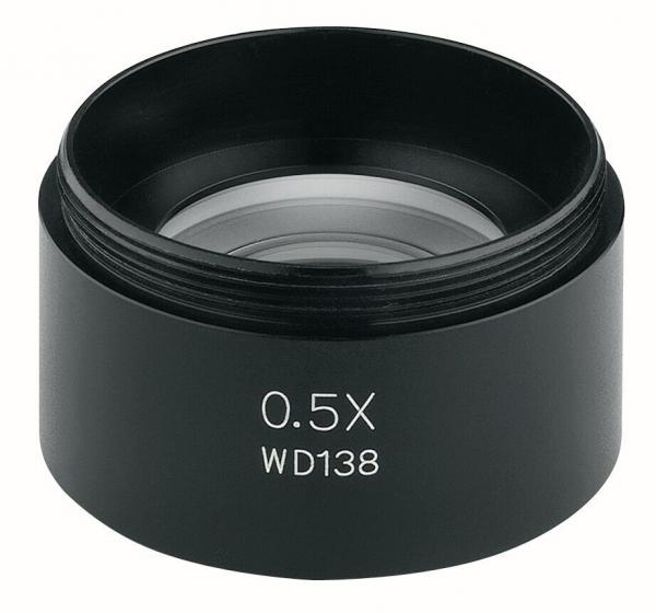 Das Bild zeigt ein runden, schwarzen Objektiv mit einer glatten Oberfläche. In der Mitte befindet sich eine Linseneinheit. Es ist beschriftet mit ?0.5X WD138?.