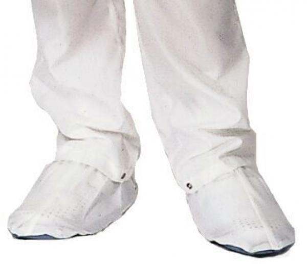 Das Bild zeigt die Füße einer Person, die in weißer Schutzkleidung mit geschlossenen Schutzhüllen steckt. Die Hüllen sind an den Knöcheln eng und haben eine glatte Oberfläche.