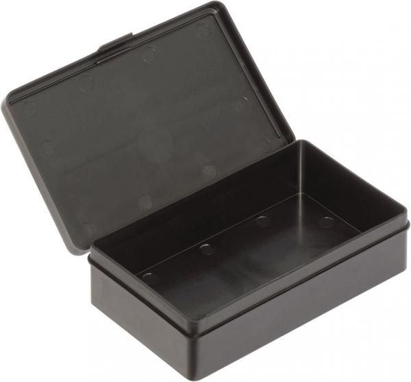 Das Bild zeigt eine schwarze, rechteckige Box mit einem Deckel, der geöffnet ist. Die Innenflächen sind glatt, und es gibt keine Sichtbaren Fächer oder Trennungen. Die Box ist stabil und schlicht.