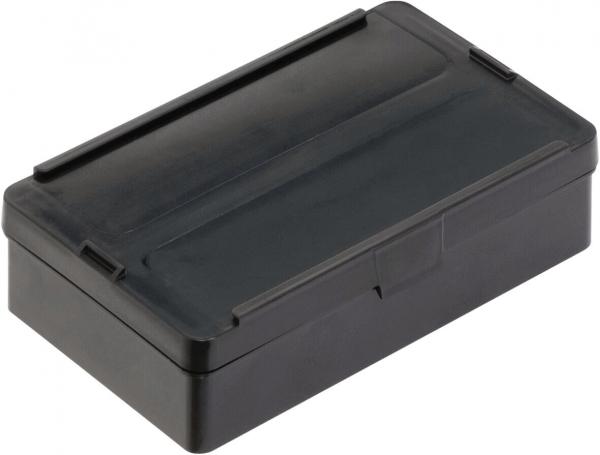 Das Bild zeigt eine rechteckige, schwarze Kunststoffbox mit einem flachen Deckel. Die Kanten sind leicht abgerundet, und die Box hat eine schlichte, matte Oberfläche ohne Verz decoration.