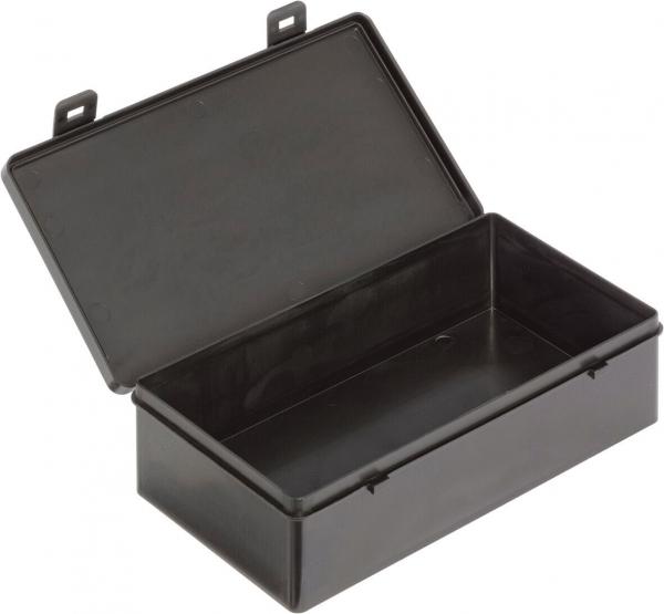 Es handelt sich um eine rechteckige, schwarze Box aus Kunststoff mit einem Deckel, der aufgeklappt ist. Innen ist die Box leer und glatt. Sie hat an den Seiten zwei kleine Ösen.