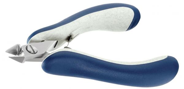 Das Bild zeigt eine Nagelschere mit einem blauen, gummierten Griff. Die Klingen sind aus Metall und spitz. Die Schere ist leicht gebogen und hat eine Schraube in der Mitte für die Einstellung.