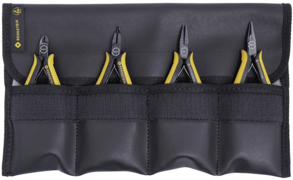 Das Bild zeigt eine schwarze Tasche mit vier Werkzeugen. Die Werkzeuge sind Zangen mit gelben Griffen und liegen in separaten Fächern der Tasche. Die Tasche hat eine klare, strukturierte Form.