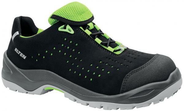 Der Schuh ist ein niedriger, schwarzer Arbeitsschuh mit grünen Akzenten. Er hat eine atmungsaktive Netzoberfläche und eine rutschfeste Gummisohle, ideal für sicheres Laufen.