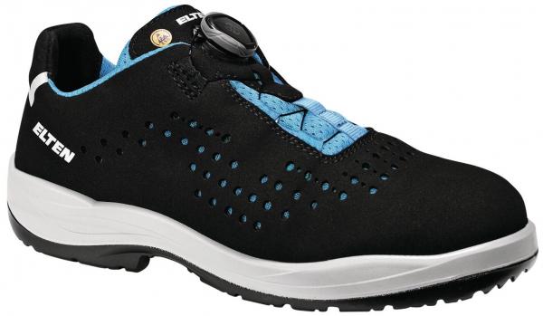 Der Schuh ist schwarz mit blauen Akzenten. Er hat eine schlanke Form, ein perforiertes Obermaterial für Belüftung und eine moderne Schnürung mit einem Drehverschluss. Die Sohle ist stabil und flexibel.