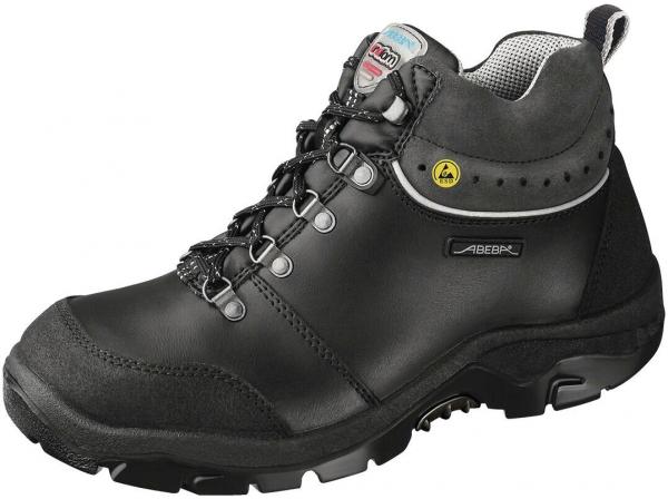 Der Schuh ist ein schwarzer, knöchelhoher Wanderschuh aus robustem Leder. Er hat eine griffige Sohle und eine wasserdichte Membran. Die Schnürsenkel verlaufen durch Metallschlaufen.