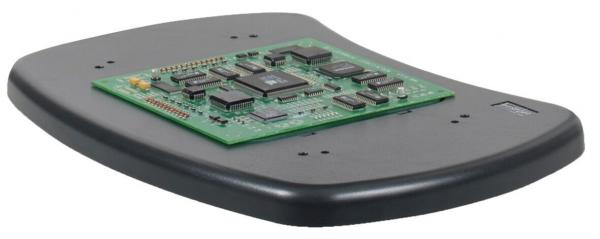 Es handelt sich um eine schwarze, flache Plattform mit einer grünen Leiterplatte (PCB) in der Mitte. Auf der Platine sind mehrere schwarze und silberne Bauteile, wie Chips und Widerstände, angeordnet.