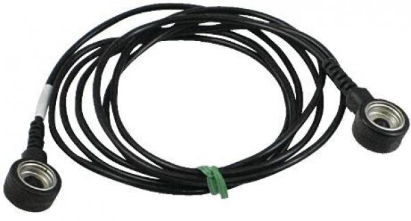 Das Bild zeigt ein langes, schwarzes Kabel mit zwei runden, metallischen Steckern an den Enden. Das Kabel liegt geschwungen und hat an einer Stelle eine grüne Klammer, die es zusammenhält.