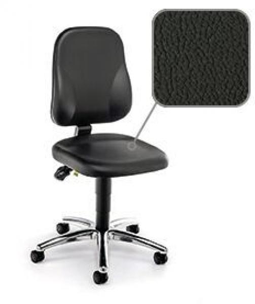 Der Stuhl ist ergonomisch geformt, hat eine schwarze gepolsterte Sitzfläche und Rückenlehne. Er steht auf einem verchromten Fuß mit fünf Rollen, ideal für eine flexible Nutzung.