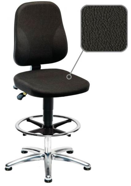 The chair has a black, padded seat and backrest. It stands on a chrome-plated base with five casters. Next to the chair, a detail of the surface texture is depicted.