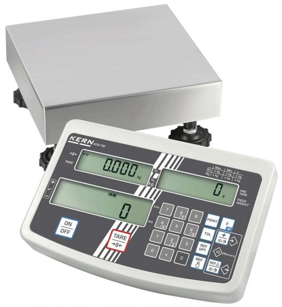 Das Bild zeigt eine digitale Waage mit einer rechteckigen Plattform aus glänzendem Metall oben und einem Steuergerät unten. Das Steuergerät hat zwei Displays und zahlreiche Tasten.