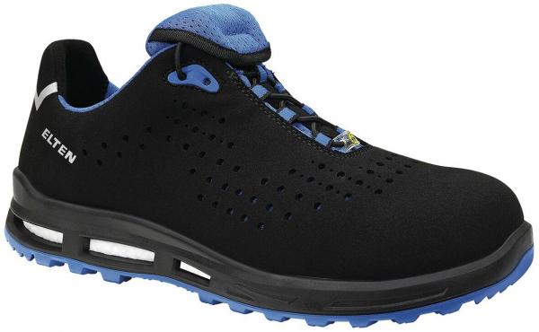 Der Schuh ist schwarz mit blauen Akzenten. Er hat eine rutschfeste Sohle, ovale Schnürsenkel und Belüftungslöcher. Die Vorderseite ist verstärkt, um Schutz zu bieten.