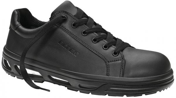 Der Schuh ist schwarz, aus glattem Material mit einer gepolsterten Zunge. Er hat ein sportliches Design, Schnürsenkel und eine profilierte, rutschfeste Sohle.