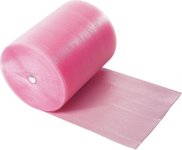 Das Bild zeigt eine Rolle pinkfarbene Folie, die ungerollt auf einer Seite liegt. Die Oberfläche ist leicht strukturiert und glänzt.