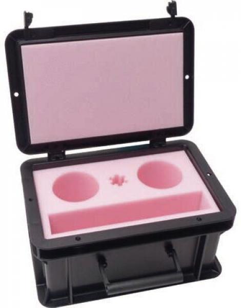 Das Bild zeigt eine schwarze, verschließbare Box mit einem pinken Innenleben. Darin befinden sich zwei runde Ausschnitte und ein länglicher Bereich, wahrscheinlich für die Aufbewahrung von Geräten oder Zubehör.