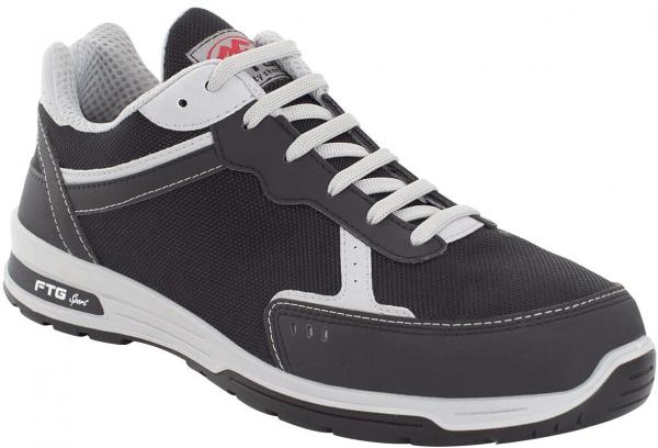 Der Schuh ist ein sportlicher Sneaker in Schwarz mit weißen Details. Er hat flache Schnürsenkel, eine gepolsterte Zunge und eine gummierte Sohle, die für guten Halt sorgt.