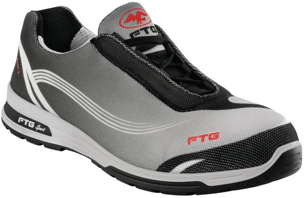Der Schuh ist sportlich und enganliegend, hauptsächlich in Grau und Schwarz. Er hat eine elastische Schnürung, eine weiße Wellenlinie, sowie das rote Logo ?FTG? seitlich. Die Sohle ist stabil.