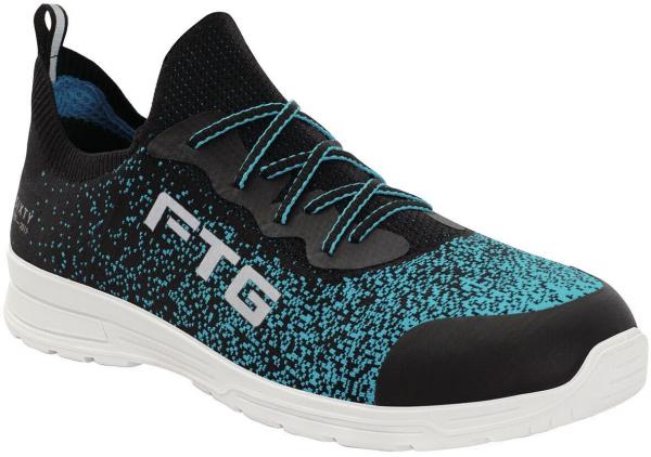 Der Schuh ist sportlich mit einem flexiblen Obermaterial in Schwarz und Türkis. Er hat eine rutschfeste, weiße Sohle und elastische Schnürsenkel, die für zusätzlichen Halt sorgen.
