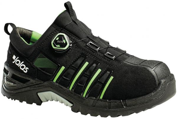 Der Schuh ist ein stabiler, schwarzer Halbschuh mit grünen Akzenten. Er hat eine robuste Sohle und eine Schnellschnürung, die das An- und Ausziehen erleichtert.