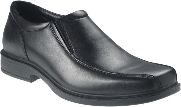 Der Schuh ist ein eleganter, schwarzer Slipper aus glattem Leder. Er hat eine flache Sohle und keine Schnürsenkel. Die Form ist leicht rundlich und verfügt über seitliche elastische Einsätze.