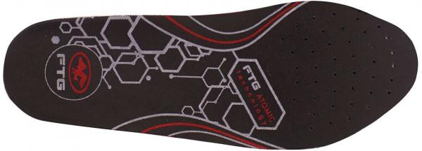 Das Bild zeigt eine schwarze Schuhsohle mit einer dicken, gepolsterten Struktur. Auf der Sohle sind hexagonale Muster und eine rote Linie zu sehen. Ein Logo befindet sich oben links.