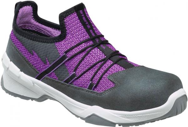 Der Schuh ist eine sportliche, halboffene Sicherheitssneaker in Grau und Lila. Er hat eine gepolsterte Innensohle, elastische Schnürsenkel und eine robuste Gummisohle.