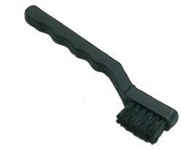 Das Bild zeigt eine kleine, schwarze Reinigungsbürste mit einem geschwungenen Griff. Die Borsten sind weich und dicht angeordnet, ideal zum Entfernen von Staub oder Schmutz.