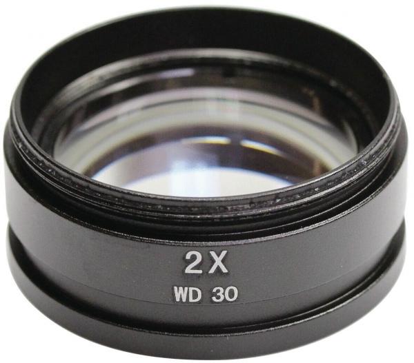 Das Bild zeigt eine schwarze Linse mit einer zweifachen Vergrößerung. Die Linse hat einen runden Rand und ist in der Mitte transparent. Auf der Seite steht "2X WD 30".