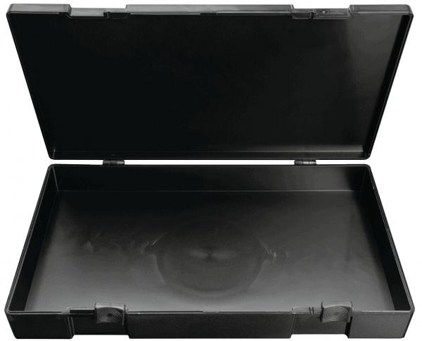 Das Bild zeigt eine schwarze, rechteckige Box mit einem Deckel, der offen steht. Die Innenfläche ist glatt und ebenfalls schwarz. Die Box hat eine auffällige, markante Form.