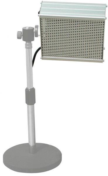 Das Bild zeigt eine Tischlampe mit einem rechteckigen Lampenschirm aus Metall. Der Lampenschirm steht auf einem stabilen runden Fuß, und der Mast ist verstellbar.
