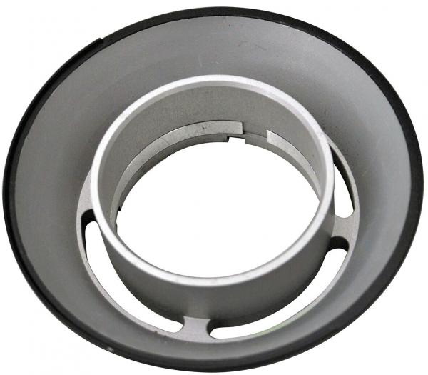 Das Bild zeigt einen runden Metallring mit einer inneren Vertiefung. Der Ring hat eine graue Farbe und ist an den Seiten mit Öffnungen versehen. Die Kanten sind glatt und gleichmäßig.