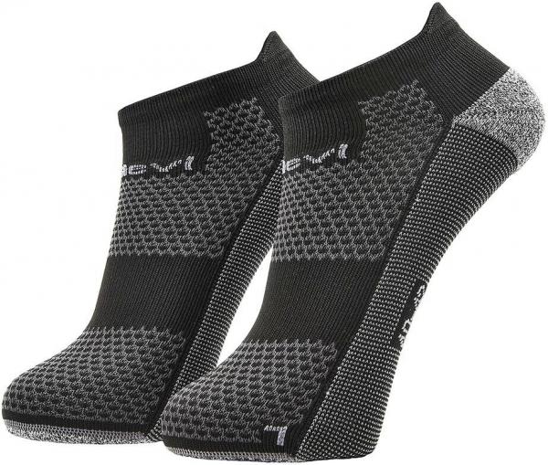 Das Bild zeigt ein Paar kurze, schwarze Socken mit grauen, strukturierten Mustern. Sie sind ergonomisch geformt und haben einen schmalen Schnitt, ideal für Sportschuhe.