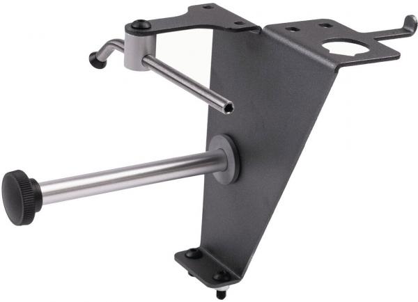 Das Bild zeigt eine schwarze Halterung aus Metall. Sie hat eine dreieckige Form mit mehreren Löchern und einem verstellbaren Stift, um verschiedene Geräte zu befestigen.
