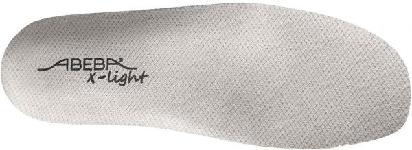 Das Bild zeigt eine helle, schlichte Innensohle mit einer texturierten Oberfläche. Auf der Sohle steht der Schriftzug "ABEBRA x-light". Die Form ist leicht gewölbt.