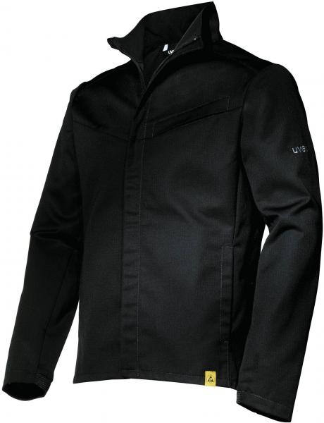 Das Bild zeigt eine schwarze Jacke mit hohem Kragen und Reißverschluss. Sie hat einen schlichten Schnitt, lange Ärmel und eine kleine Tasche auf der Brust. Ein gelbes Logo ist am Saum.