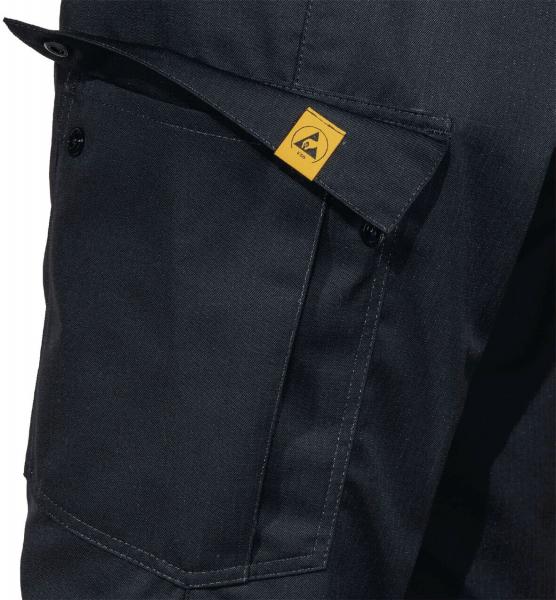 Das Bild zeigt den Oberschenkelbereich einer dunklen Hose mit einer seitlichen Tasche. An der Tasche befindet sich ein gelbes Label mit einem Symbol. Die Textur wirkt robust.