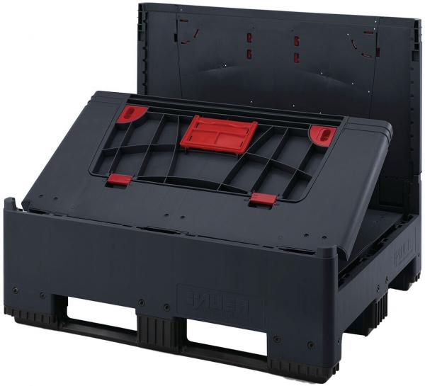Das Bild zeigt eine schwarze Transportbox mit einem roten Verschluss. Die Box hat eine aufklappbare Oberseite, die leicht geöffnet ist, und eine stabile Bodenstruktur.