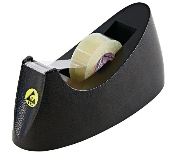 Das Bild zeigt einen schwarzen Tesafilmspender, der eine Rolle durchsichtigen Klebebands hält. Der Spender hat eine leicht abgerundete Form und eine abgeschrägte Kante für einfaches Abreißen.
