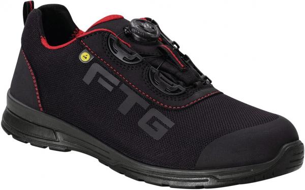 Der Schuh ist sportlich und schwarz mit roten Details. Er hat einen modernen Look, eine flache Sohle, und an der Schnürung befinden sich kompakte, runde Verschlüsse für eine einfache Anpassung.