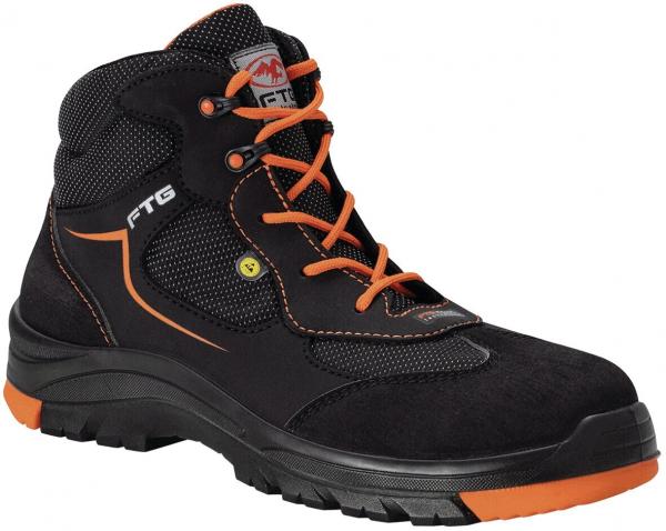 Der Schuh ist ein schwarzer Wanderschuh mit orangefarbenen Schnürsenkeln und einer robusten Sohle. Er hat eine hohe Form, die den Knöchel stützt, und besteht aus einer Mischung aus Textil und Leder.
