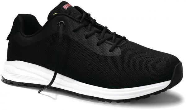 Der Schuh ist ein schwarzer Sportschuh mit einer atmungsaktiven Stoffoberfläche und einer weißen Sohle. Die Schnürsenkel sind schwarz, und es gibt eine griffige Gummisohle.