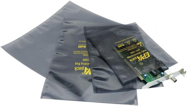 Auf dem Bild sind mehrere silberne, glänzende Verpackungen in unterschiedlichen Größen zu sehen. Eine der Verpackungen ist geöffnet und zeigt eine elektronische Platine mit einer Anschlussstelle.