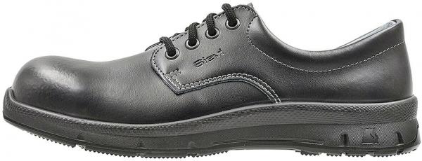 Der Schuh ist ein schwarzer, klassischer Schnürschuh aus Leder. Er hat eine glatte, glänzende Oberfläche und eine robuste Gummisohle mit griffigem Profil. Die Schnürsenkel sind durch Ösen gefädelt.