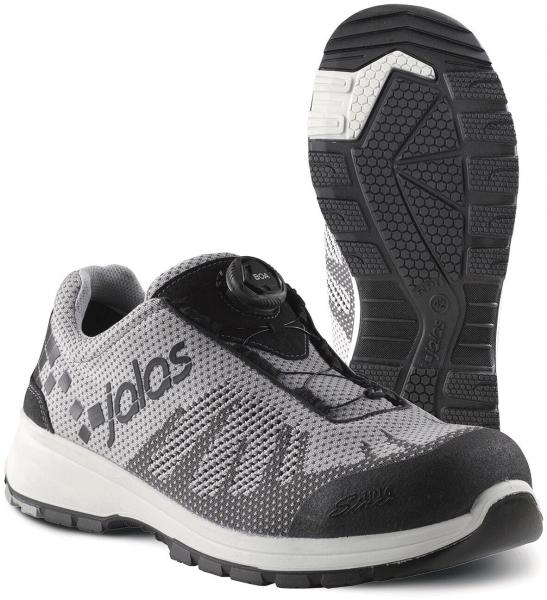 Das Bild zeigt einen grauen, sportlichen Schuh mit schwarzer Gummisohle. Er hat ein atmungsaktives Obermaterial und eine schnürsenkellose BOA-Verschlussmechanik für einfaches Anpassen.