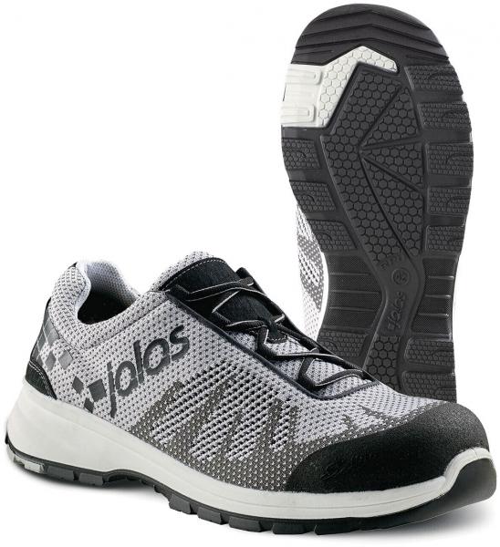 Das Bild zeigt einen grauen Sport- oder Laufschuh mit schwarzem und weißem Akzenten. Die Sohle hat ein strukturiertes Muster für besseren Halt. Schnürsenkel sind sichtbar.