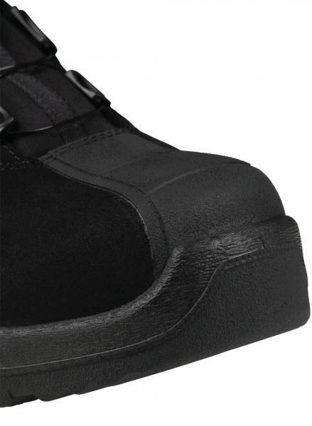 Das Bild zeigt die Vorderansicht eines schwarzen Schuhs mit verstärkter Kappe. Der Schuh hat eine glatte Oberfläche und eine robuste, profilierte Sohle, die für guten Halt sorgt.