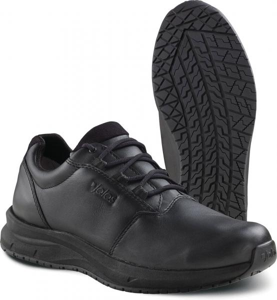 Das Bild zeigt einen schwarzen Schuh aus Leder mit Schnürsenkeln und einer griffigen Gummisohle. Der Schuh hat eine klare, sportive Form und eine bequeme Sohle für Alltag und Freizeit.